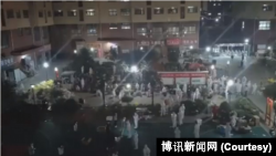 資料照 - 富士康在河南鄭州的蘋果代工廠工人因新冠病毒疫情逃出被封的廠區。（2022年10月29日）
