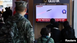 南韓電視台2022年11月2日報導朝鮮發射導彈的消息。（路透社）