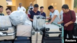 2017年10月3日，中國工人抵達巴基斯坦瓜達爾瓜達爾機場。（路透社照片）
