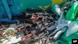 FILE - Ijumaa, Feb. 12, 2021, Picha hii imetolewa na Jeshi la Majini la Marekani ikionyesha silaha mbalimbali zilizokamatwa zikisafirishwa kwa magendo katika pwani ya Somalia. 