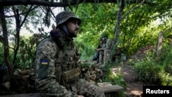 烏克蘭士兵在頓涅茨克地區與俄軍作戰的前沿陣地。（2023年6月18日）