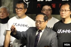 2019年4月26日支联会主席何俊仁（前排中）在六四纪念馆重新开馆记者会上 （美国之音记者申华拍摄）