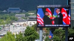電視屏幕上顯示了北韓領導人金正恩和美國總統特朗普的照片。（2018年11月13日）