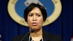 Muriel Bowser:"Eu tenho uma menina de 2 anos", disse ela, e "quero que ela cresça num país onde não tenha medo de ir ao supermercado, não tenha medo de ir trabalhar".