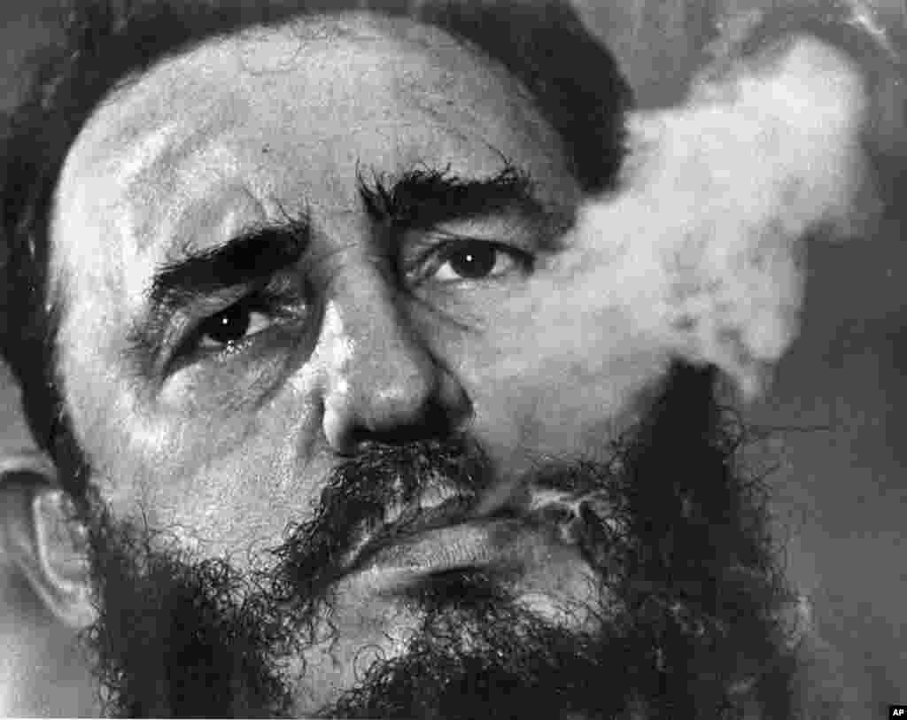 Fidel Castro exhale la fumée du cigare lors d'une entrevue à son palais présidentiel à La Havane, en mars 1985. Castro, un avocat de La Havane qui a combattu pour les pauvres, a renversé le gouvernement du dictateur Fulgencio Batista le 1er janvier 1959.