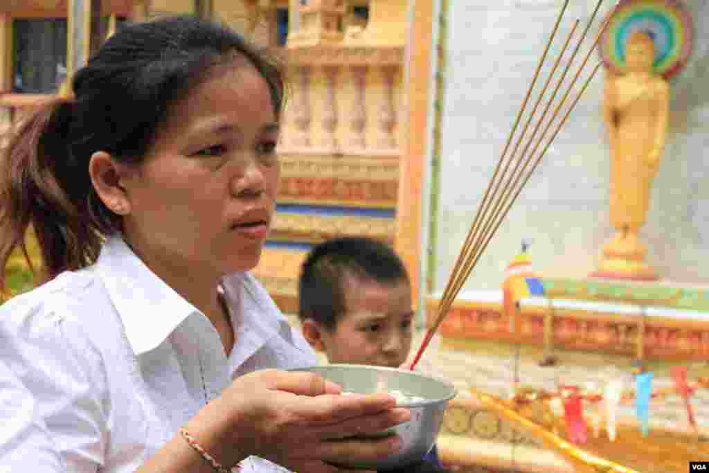 ប្រជាពលរដ្ឋខ្មែរ នៅថ្ងៃបុណ្យចូលឆ្នាំខ្មែរ ក្នុងវត្តមួយជាយរាជធានីភ្នំពេញ កាលពីថ្ងៃទី១៤ ខែមេសា ឆ្នាំ២០១៧។ (ហ៊ាន សុជាតា/VOA)