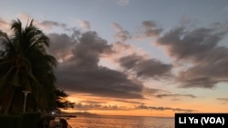 所羅門群島首都霍尼亞拉海邊的落日。 （美國之音莉雅）