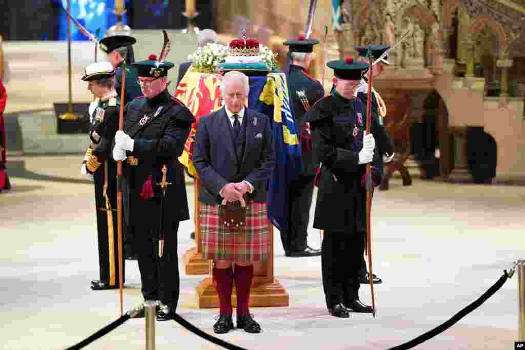 ព្រះមហាក្សត្រ Charles ទី ៣ និងសមាជិករាជវង្សដទៃទៀតនៃចក្រភពអង់គ្លេស ចូលរួមព្រះរាជពិធីកាន់ទុក្ខក្បែរមឈូសព្រះមហាក្សត្រិយានី Elizabeth ទី ២ នៅព្រះវិហារ St. Giles Cathedral ក្នុងរដ្ឋធានីអេឌីនប៊ឺក (Edinburgh) នៃប្រទេសស្កុតលែន។