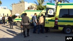 Le personnel d'urgence et les forces de sécurité déployés près du lieu d’une attaque dans la ville égyptienne d'El-Arish, dans la péninsule du Sinaï, Egypte, 24 novembre 2015.