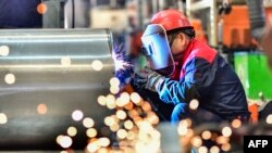 中國山東省青州市一家工廠的工人正在做工。 （2023年11月30日）