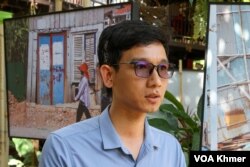 ប្រធានកម្មវិធីសិទ្ធិក្នុងទីក្រុងនៃសមាគមធាងត្នោត លោក ស៊ាង មួយឡៃ ផ្តល់បទសម្ភាសន៍ជាមួយវីអូអេ អំពី​ពិព័រណ៌រូបថតរបស់សហគមន៍ក្រីក្រ ស្តីពីផ្ទះនិងជីវិត ក្នុងសង្កាត់និរោធ ខណ្ឌច្បារអំពៅ រាជធានីភ្នំពេញ កាលពីថ្ងៃទី២៤ ខែកុម្ភៈ ឆ្នាំ២០២៤។ (ស៊ឹម ចាន់សំណាង/វីអូអេ)
