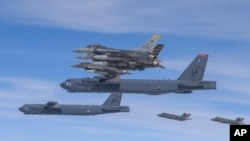 美國B-52H轟炸機(中)、F-16戰鬥機和南韓空軍F-35A戰鬥機(右下)2023年4月14日在南韓舉行的聯合空中演習中飛越朝鮮半島。(美聯社照片)