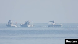菲律賓海岸防衛隊9月24日發布的照片​​顯示，中國海警船9月20日在浮標旁
