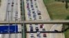ARCHIVES - Véhicules sur l'autoroute reliant Johannesburg à Pretoria lors d'une manifestation d'environ 400 chauffeurs de taxi, le 17 février 2000.