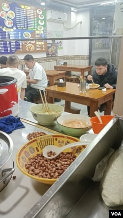 王創在義烏開的牛肉麵館 (王創提供)