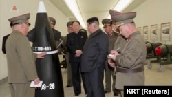 影片截圖顯示北韓領導人金正恩在一個沒有披露的地點視察核彈頭。 （2023年3月28日）