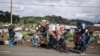 L'intensification des combats pousse des milliers de civils paniqués de Saké, cité considérée comme stratégique sur la route de Goma, à s'enfuir pour échapper aux bombardements.