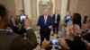 El presidente de la Cámara de Representantes de Estados Unidos, Kevin McCarthy, habla con los periodistas mientras se acerca la fecha límite para evitar un cierre parcial del gobierno en el Capitolio en Washington, el 28 de septiembre de 2023.