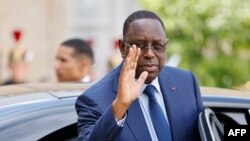 L’ancien président Macky Sall, qui vit à l’étranger, dirigera la liste de la coalition Takku Wallu, mais son retour au Sénégal est pour le moment incertain.