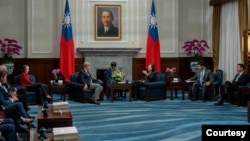 美國國會眾議院軍事委員會主席邁克·羅傑斯率領多位委員會兩黨成員在訪問台灣期間和台灣總統蔡英文會面，就美台多項議題進行討論。（照片來源：台灣總統府）