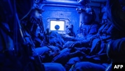 以色列軍方2023年11月15日發布的這張照片顯示了加沙希法醫院周圍進行軍事行動的士兵。