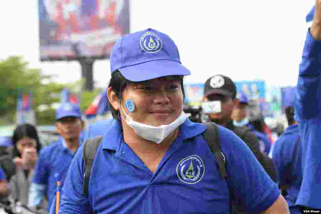 អ្នកគាំទ្រគណបក្សខ្មែររួបរួមជាតិជួបជុំគ្នា និងហែក្បូនយុទ្ធនាការឃោសនាបោះឆ្តោតនៅរាជធានីភ្នំពេញ ថ្ងៃទី១ ខែកក្កដា ឆ្នាំ២០២៣ ដែលជាថ្ងៃដំបូងនៃយុទ្ធនាការឃោសនា។(លាស់ លីបលីប/វីអូអេ)