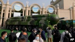 北京展覽館展出中國軍車載有的東風41和地方17型洲際導彈。（2022年10月12日）