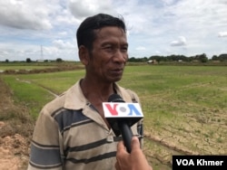 កសិករក្នុងស្រុក​ខ្សាច់​កណ្តាល​ ខេត្តកណ្តាល​លោក​ជ្រួន​ វែង​ ថ្លែង​ជាមួយ​សំឡេងសហរដ្ឋ​អាមេរិក​ (វីអូអេ)​ ថ្ងៃទី​ ២ ខែកក្កដា​ ឆ្នាំ​ ២០២៣។ (ហ៊ុល រស្មី/វីអូអេ​)​