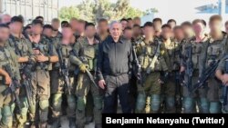 Kryeministri izraelit Benjamin Netanyahu pozon përkrah ushtarakëve