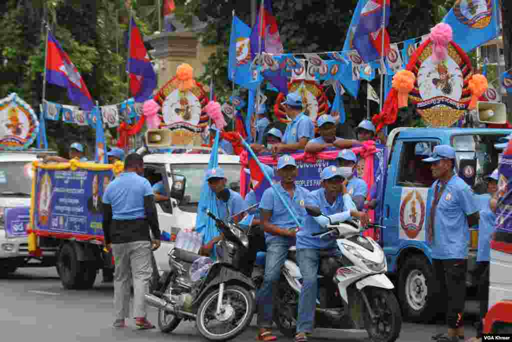 អ្នកគាំទ្រគណបក្សប្រជាជនកម្ពុជាជួបជុំគ្នា និងហែក្បូនយុទ្ធនាការឃោសនាបោះឆ្តោតនៅរាជធានីភ្នំពេញ ថ្ងៃទី១ ខែកក្កដា ឆ្នាំ២០២៣ ដែលជាថ្ងៃដំបូងនៃយុទ្ធនាការឃោសនា។ (លាស់ លីបលីប/វីអូអេ)