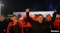 Tifozët reagojnë gjatë ndeshjes së Shqipërisë me Moldavinë (17 nëntor 2023)