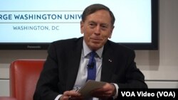 Генерал армії США у відставці Девід Петреус під час презентації своєї книги у Вашингтоні, 27 жовтня 2023. Фото Голосу Америки