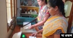 পলিমার দিয়ে পরিবেশবান্ধব স্যানিটারি প্যাড বানালেন ভারতের দিল্লি আইআইটি-র দুই বিজ্ঞানী।