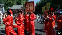 中國傳統結婚送親隊伍出現在北京街頭。（2010年9月12日）