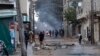 Le pouvoir est accusé par les manifestants d'envoyer des hommes en civils armés pour jouer les hommes de main dans les rues de Dakar.