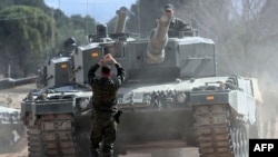 Фото від березня 2023 року. Українські військові отримують танк Leopard 2