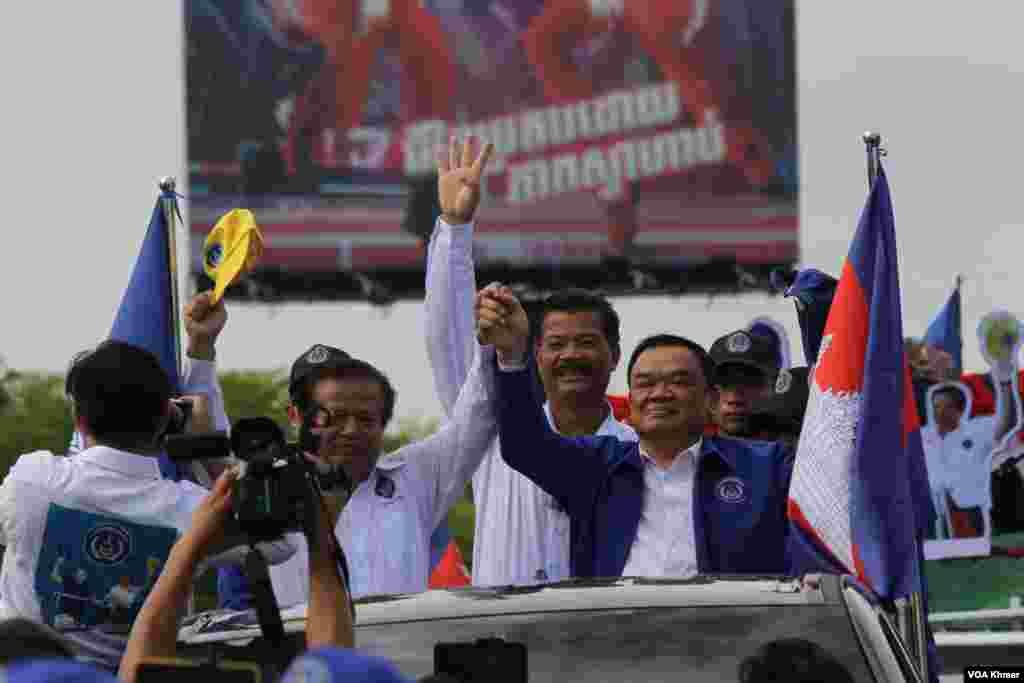 លោក យ៉ែម បុញ្ញប្ញទ្ធិ (ឆ្វេង) និង លោក ញឹក ប៊ុនឆៃ (ស្តាំ) ដឹកនាំអ្នកគាំទ្រគណបក្សគណបក្សខ្មែររួបរួមជាតិរបស់ខ្លូននៅការហែក្បួនយុទ្ធនាការឃោសនាបោះឆ្តោតនៅរាជធានីភ្នំពេញ ថ្ងៃទី១ ខែកក្កដា ឆ្នាំ២០២៣។ (លាស់ លីបលីប/វីអូអេ)