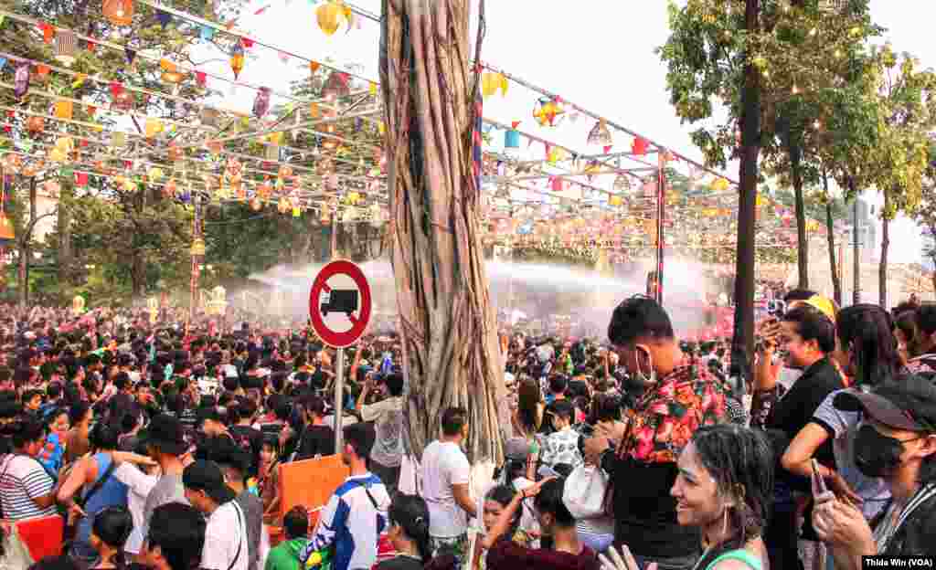 ប្រជាពលរដ្ឋនៅរាជធានីភ្នំពេញជួបជុំគ្នារីករាយកម្សាន្តនាបុណ្យចូលឆ្នាំប្រពៃណីខ្មែរ នៅរមណីយដ្ឋានវត្តភ្នំដូនពេញ កាលពីថ្ងៃទី ១៤ ខែមេសា ឆ្នាំ ២០២៣។ (ធីតា វីន/វីអូអេ)