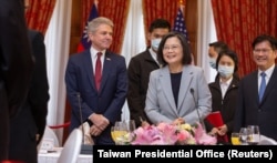 台灣總統蔡英文在與美國國會眾議院外交事務委員會主席麥考爾在台北舉行的午餐會。(2023年4月10日)