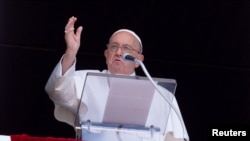 Mkuu wa kanisa Katoliki Papa Francis akihutubia umati Jumapili.Juni 16, 2024. (Vatican Media/­Handout via Reuters)