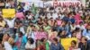 ভারতের বেঙ্গালুরুতে পূর্বাঞ্চলীয় রাজ্য মণিপুরে দুই আদিবাসী মহিলার উপর নিপীড়নের প্রতিবাদে জনতা টাউন হলের বাইরে লোকজন জড়ো হয়েছে। ২১ জুলাই, ২০২৩, রয়টার্স /বিপ্লব কুমার দাস