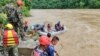 নেপালের পুলিশ বাহিনীর সরবরাহ করা ছবিতে দেখা যাচ্ছে, সিমালতালের কাছে নদীতে উদ্ধারকারীরা ডুবে যাওয়া বাস এবং যাত্রীদের খোঁজ করছেন। ফটোঃ ১২ জুলাই, ২০২৪। 
