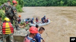 নেপালের পুলিশ বাহিনীর সরবরাহ করা ছবিতে দেখা যাচ্ছে, সিমালতালের কাছে নদীতে উদ্ধারকারীরা ডুবে যাওয়া বাস এবং যাত্রীদের খোঁজ করছেন। ফটোঃ ১২ জুলাই, ২০২৪। 