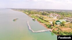 ទិដ្ឋភាពនៃសកម្មភាពដាក់ថ្មចូលទន្លេមេគង្គនៅខេត្តកំពង់ចាម។ (Facebook / Kampong Cham Provincial Hall)
