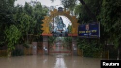 ভারতের নয়া দিল্লিতে, ভারী বর্ষার কারণে যমুনা নদীর জলস্তর বৃদ্ধির পর প্লাবিত একটি শ্মশানের ছবি। ৩১ জুলাই, ২০২৩। 