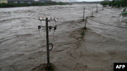 ছবিতে দেখা যাচ্ছে, বেইজিং-এর মেনটুগু জেলায় ভারী বৃষ্টির পর অতি-প্লাবিত ইয়ংডিং নদী। ৩১ জুলাই, ২০২৩। 