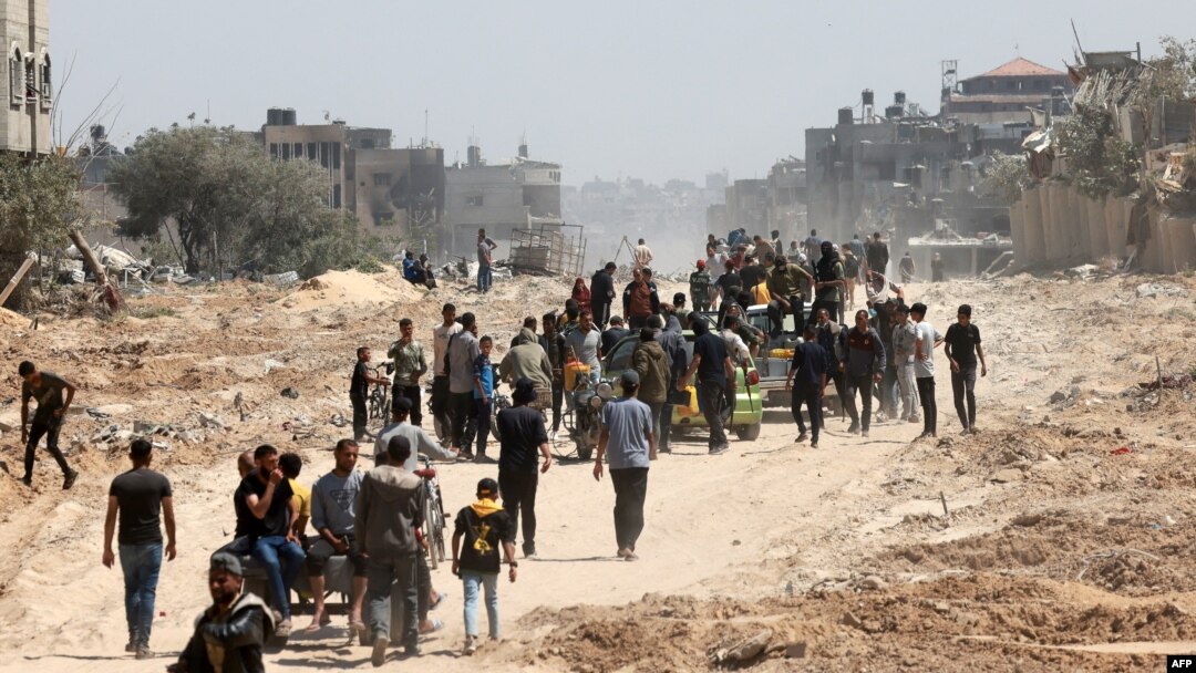 Los palestinos que se habían refugiado en Rafah abandonan la ciudad para regresar a Khan Yunis después de que Israel retirara sus fuerzas terrestres del sur de la Franja de Gaza, el 7 de abril de 2024.
