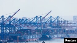 2023年6月23日，加州聖佩德羅在洛杉磯港上的貨櫃船。（路透社照片）