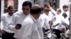 ভারতের রাজধানী দিল্লির আদালত চত্বরে আইনজীবীদের মধ্যে বচসা-মারামারিতে চলল গুলি। 