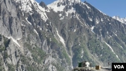 2023年6月21日，士兵守衛著連接克什米爾山谷和拉達克的道路。（美國之音比拉勒·侯賽因拍攝）